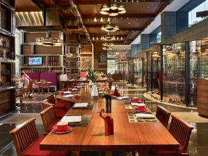 Mingalar Mandalay Hotel tesisinde bir restoran veya yemek mekanı