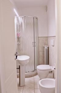 y baño con ducha, aseo y lavamanos. en ApartHotel Le Sirene - CHALET en Tivoli