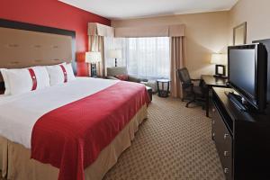 Ένα ή περισσότερα κρεβάτια σε δωμάτιο στο Holiday Inn Oklahoma City Airport, an IHG Hotel