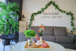 Uma área de estar em Robin Hotel Danang