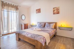 sypialnia z dużym łóżkiem i oknem w obiekcie Villa Dijana East w mieście Hrahorić +32 zdjęcia