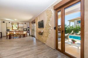 jadalnia i salon z widokiem na basen w obiekcie Villa Dijana East w mieście Hrahorić