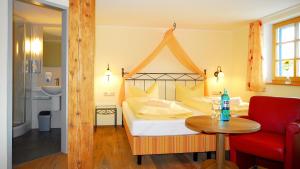 Postel nebo postele na pokoji v ubytování Hotel Weinbauer