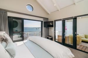 1 dormitorio con cama y vistas al océano en TH40 Thesen Islands en Knysna