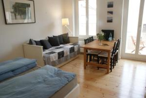 a living room with a bed and a table with chairs at Raja Jooseppi Apartments in Berlin