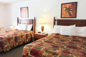 Säng eller sängar i ett rum på Bayside Motel Trenton