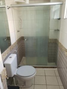 Un baño con inodoro y ducha de cristal. en Lar da Galega Espinheiro, en Recife 23 fotos más