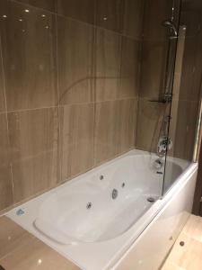 y baño con bañera blanca y ducha. en Bahia de la Plata, en Estepona