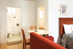 トレントンにあるBayside Motel Trentonのベッドとテーブルが備わる客室です。