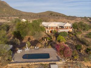 - une vue aérienne sur une maison avec une piscine dans l'établissement Calitzdorp Country House, à Calitzdorp