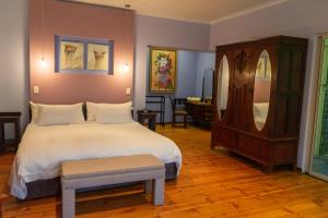 
A bed or beds in a room at Calitzdorp Country House
