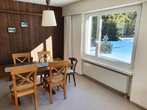 uma sala de jantar com uma mesa e uma janela em Apartment in Lenzerheide em Lenzerheide