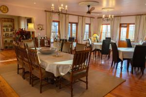 - une salle à manger avec une table et des chaises dans l'établissement Calitzdorp Country House, à Calitzdorp