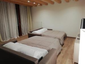 a bedroom with two beds and a couch at Calle Michelangelo Apartments in Venice