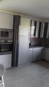uma cozinha com um frigorífico de aço inoxidável e um micro-ondas em Willa na Wczasowej em Wegierska Górka
