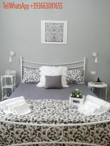 1 dormitorio con 1 cama grande con almohadas en Dove nasce il Sole B&B en Nicolosi