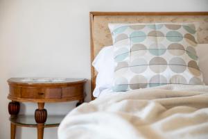 - un lit avec un oreiller et une table de chevet dans l'établissement IseoLakeRental - Casa La Rondine, à Predore