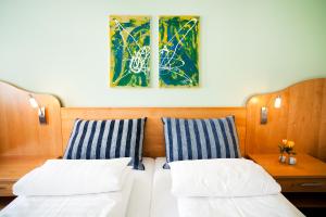1 dormitorio con 2 camas y ventana en Gasthof Hotel Lang, en Rauchwart im Burgenland