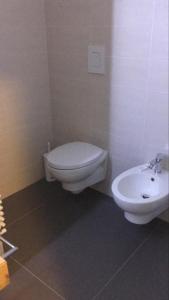 Ein Badezimmer in der Unterkunft I Due Scogli