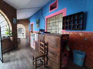 Zimmer mit blauen Wänden, einem Tisch und einem Stuhl in der Unterkunft OYO Casa Vieja,Ciudad Serdán,Museo La Magnolia in Ciudad Serdán