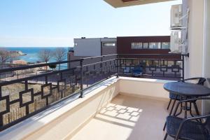 een balkon met uitzicht op de oceaan bij Niko's Sea View Apartments Deluxe in Nesebar