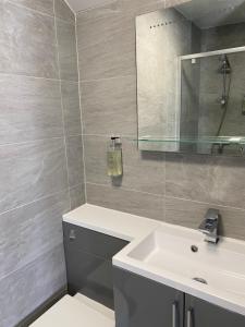 A bathroom at The Promenade Guest House 