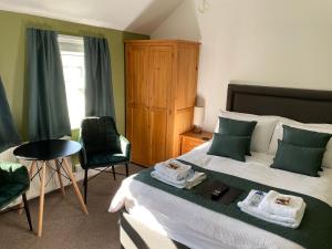 1 dormitorio con 1 cama con toallas en The Promenade Guest House, en Bridlington