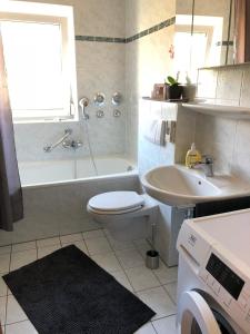 een badkamer met een toilet, een wastafel en een bad bij 2 Zimmer Wohnung mit Balkon - Nähe Messe in Haar