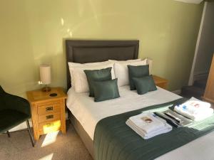 um quarto com uma cama com uma cadeira e uma mesa em The Promenade Guest House em Bridlington