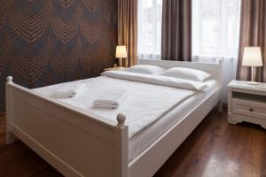 リヴィウにあるLEOGRAND Apartments Panteleimona Kulisha 27の窓付きの客室で、白い大型ベッド1台が備わります。