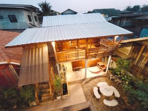 een uitzicht op een huis met een metalen dak bij พืชไทยเชียงคาน(Plantthai) in Chiang Khan
