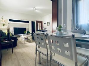 comedor y sala de estar con mesa y sillas en Apartamento Victoria, en Málaga