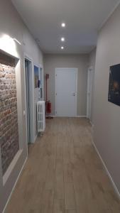 una stanza vuota con un corridoio con un muro di mattoni di Pontirolo Nuovo Guesthouse a Pontirolo Nuovo