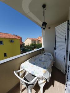 een balkon met een tafel en stoelen bij Apartments Vido in Vodice