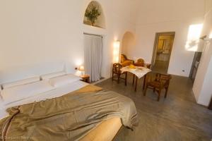 潘泰莱里亚2 Gatti - Sogno的一间卧室，里面有一张床、一张桌子和几把椅子。