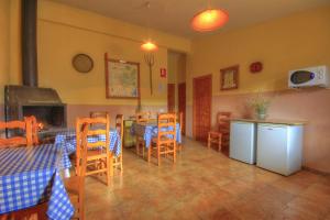 TV a/nebo společenská místnost v ubytování Albergue Barranc de la Serra