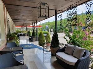 a lobby with chairs and tables and plants at Hotel Gialletti in Orvieto