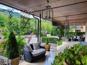 a patio with a chair and some plants at Hotel Gialletti in Orvieto