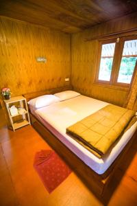 Ένα ή περισσότερα κρεβάτια σε δωμάτιο στο Taluangjit Resort&Garden