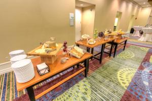 un groupe de tables avec des assiettes dans une pièce dans l'établissement Holiday Inn Tampa Westshore - Airport Area, an IHG Hotel, à Tampa