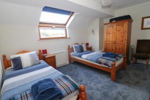 a bedroom with two beds and a window at TOWN CENTRE apartment dogs welcome in Padstow