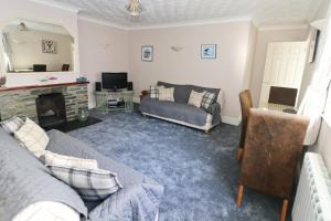 a living room with a couch and a fireplace at TOWN CENTRE apartment dogs welcome in Padstow