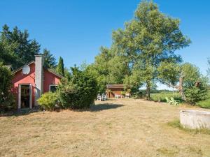 une image d'une maison avec une cour dans l'établissement 6 person holiday home in Br dstrup, à Hårup