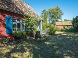 un groupe de chaises assis à l'extérieur d'une maison dans l'établissement 6 person holiday home in Br dstrup, à Hårup