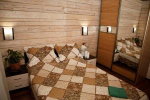 コストロマにあるGuest House Altinのベッドルーム(ベッド1台、大きな鏡付)