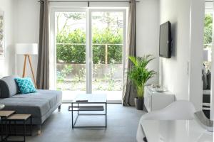 uma sala de estar com um sofá e uma grande janela em Voss-Haus em Eutin
