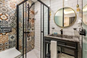 La salle de bains est pourvue d'une douche, d'un lavabo et d'un miroir. dans l'établissement Interstar Hotel, à Istanbul