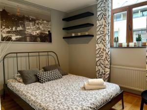 een slaapkamer met een bed in een kamer bij Grand Appartement Jourdan EU in Brussel