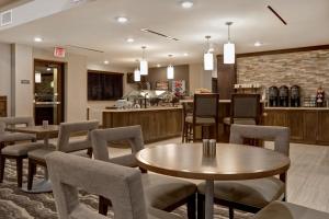 מסעדה או מקום אחר לאכול בו ב-Staybridge Suites - Overland Park - Kansas City S, an IHG Hotel