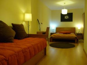 un soggiorno con 2 letti e un letto sidx sidx. di A Velha Casa a Vila de Rei